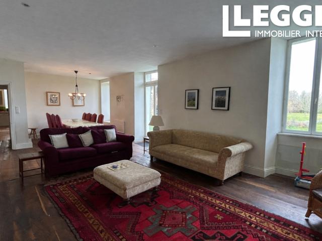 Coup de cœur assuré pour cet ancien presbytère rénové avec piscine, dépendances et jardin de 4954m²