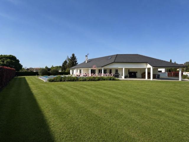 COUP DE CŒUR Maison familiale comtemporaine 200 m² Terrain spacieux avec piscine 10x5 environnement calme 100 m² de terrasse et Carports