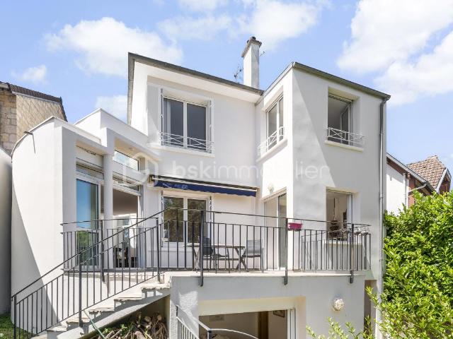 Coup de cœur pour cette maison d'architecte de 177m², située au sein d'un domaine privé sur la commune de Marnes La Coquette