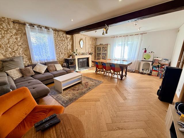 Coup de coeur assuré pour cette maison récemment rénovée avec goût et pleine de potentiel !
