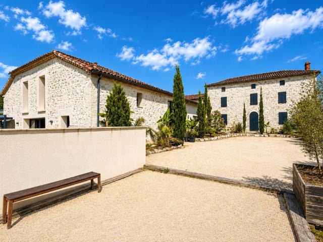 Coup De Coeur, Propriété En Pierre Rénovée Avec Dépendances 257m² Lédat