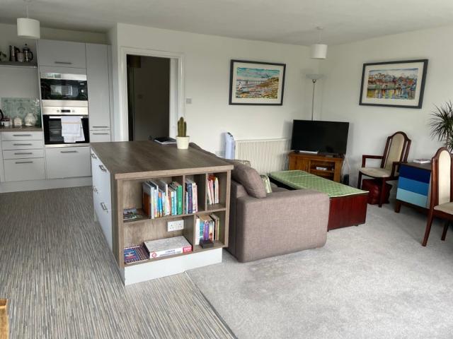 Couple wanted for 2 bedroom furnished flat