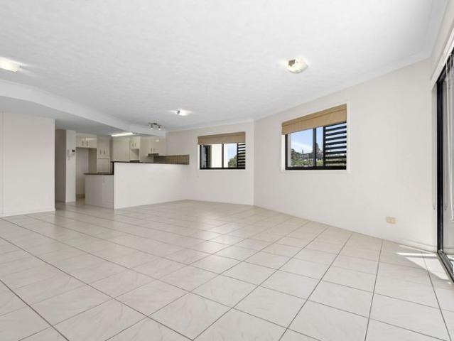 Couples Super Spacious Apartment Stroll to Cooly Beach!