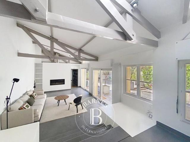 Courbevoie, Maison 5 Chambres 258 m² en location