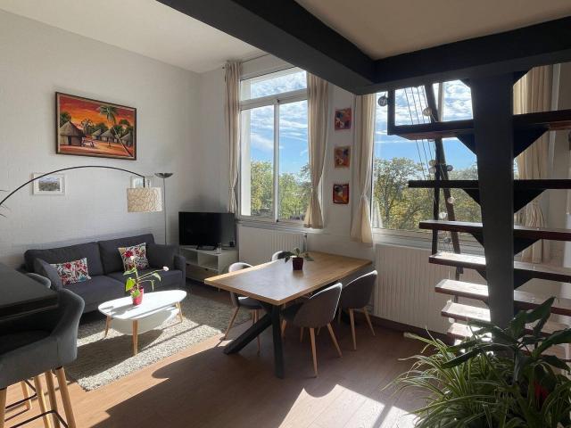 Courbevoie, Bécon Loft lumineux, 42m2 + mezzanine 18m2, vue dégagée sur le Parc de Bécon