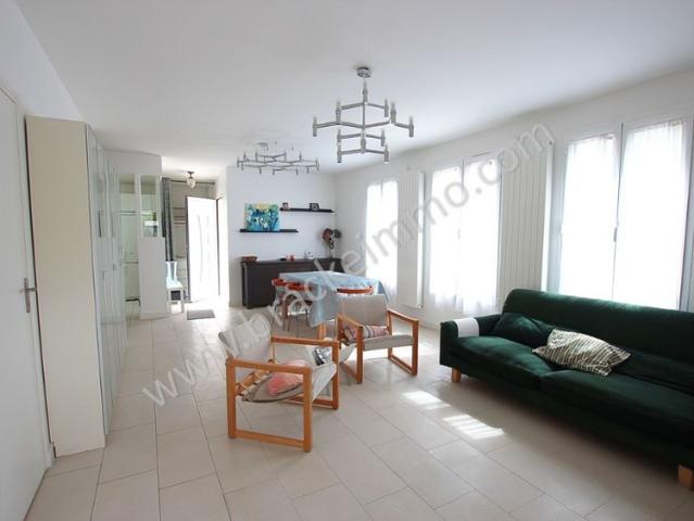 COURBEVOIE GARE MAISON DE 6/7 PIECES de 150M² LOUÉE MEUBLÉE