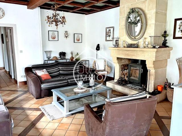 Cours De Pile: Charmante maison 5 pièces de 151m² avec pisc. 150m² Cours de Pile