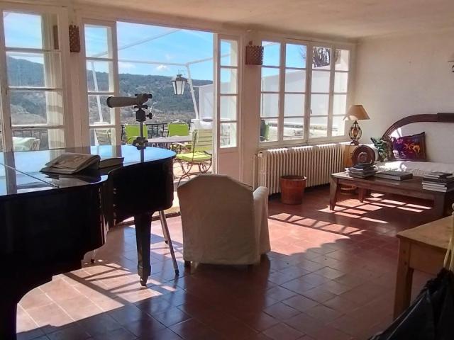 Coursegoules. Vaste demeure, 393m² Coursegoules