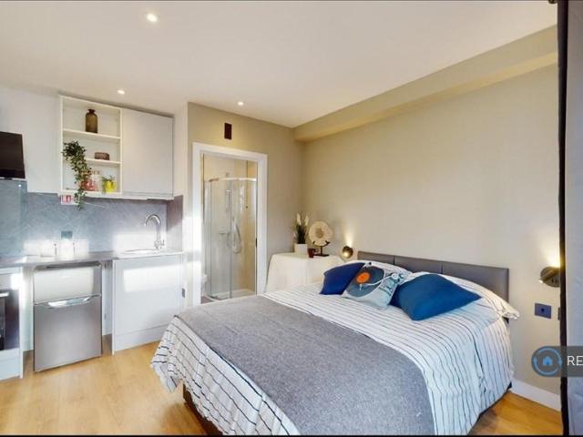 Court Way, London, W3 Studio to rent £1,400 pcm £323 pw