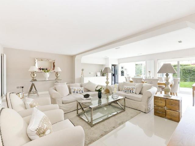 Court Close, St John's Wood NW8 4 bed house to rent £10,799 pcm £2,492 pw