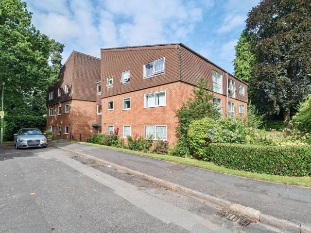 Court Gardens, Camberley GU15, 2 bed flat to rent, £1,500 pcm | PrimeLocation