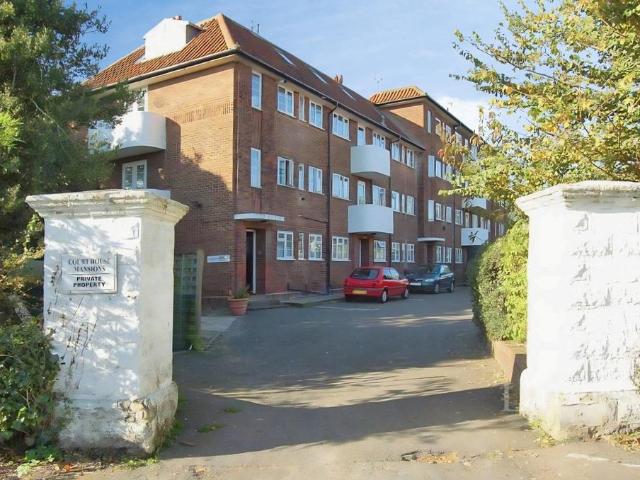 Court House Mansions, Eastway, KT19 2 bed flat to rent £1,450 pcm £335 pw