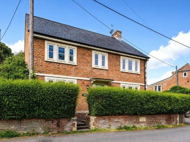 Court Lane, Bratton 5 bed detached house to rent £1,900 pcm £438 pw