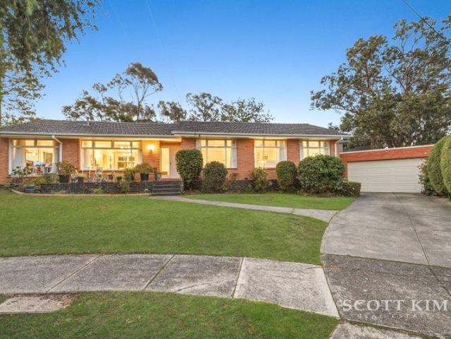 Court Serenity on 918sqm with Stunning Mountain Views