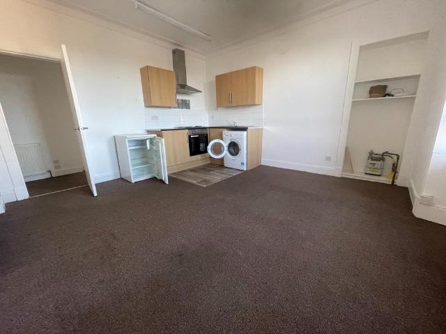 Court Street, Dundee, DD3 2 bed flat to rent £600 pcm £138 pw