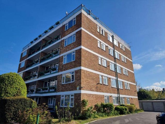 Courtney Towers Newbury Park 2 bed flat to rent £1,600 pcm £369 pw