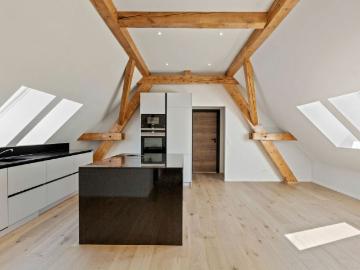 Courtelary, bel appartement en attique de 4.5 pces avec ascenseur