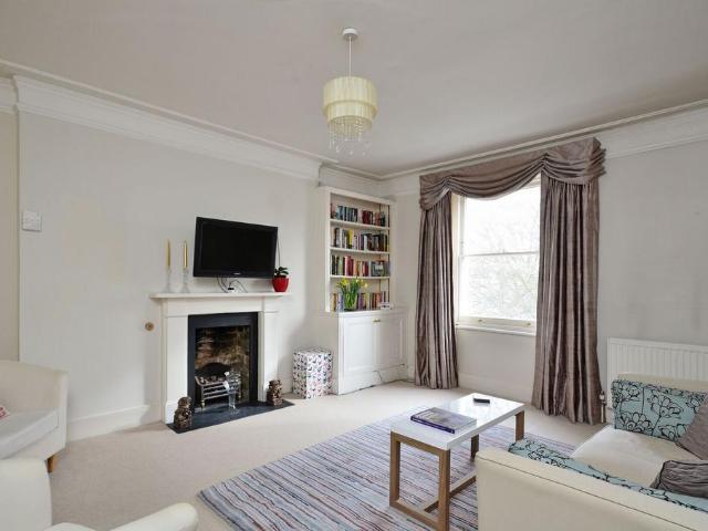 Courtfield Gardens, South Kensington. 3 bed flat to rent £7,367 pcm £1,700 pw