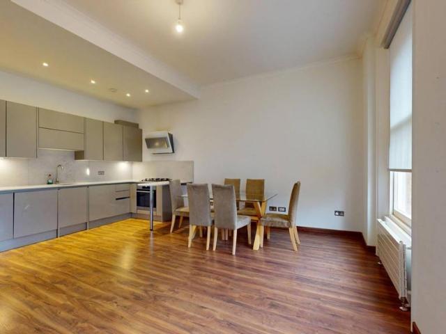 Courtfield Road, Kensington SW7 2 bed flat to rent £3,900 pcm £900 pw