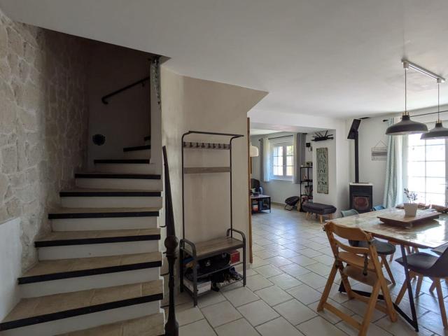 Courthezon Maison 6 pièces140 m2 + garage terrasse cour 140m² Courthézon