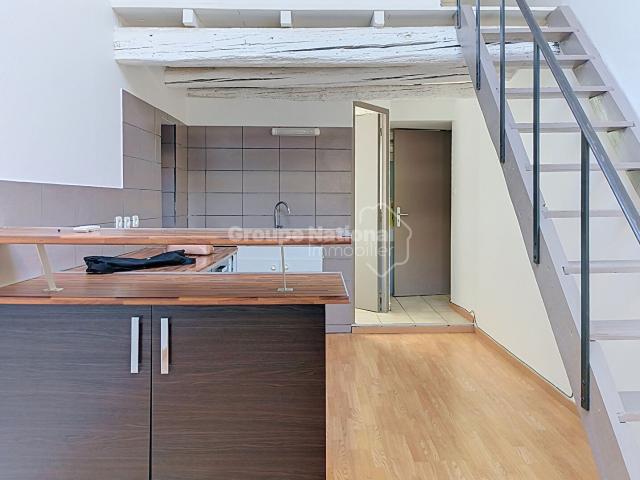COURTHEZON STUDIO RDC avec MEZZANINE 22m2