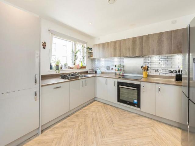 Courthouse Way, London SW18 2 bed flat to rent £2,900 pcm £669 pw
