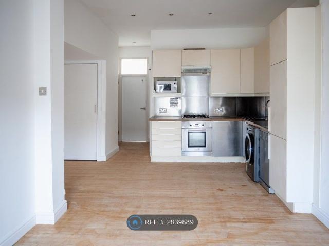 Courtland Ave, Ilford IG1, 2 bed flat to rent, £1,650 pcm | PrimeLocation