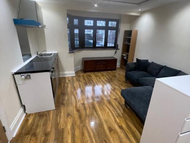 Courtlands Avenue, Slough SL3, Studio to rent, £1,350 pcm | PrimeLocation