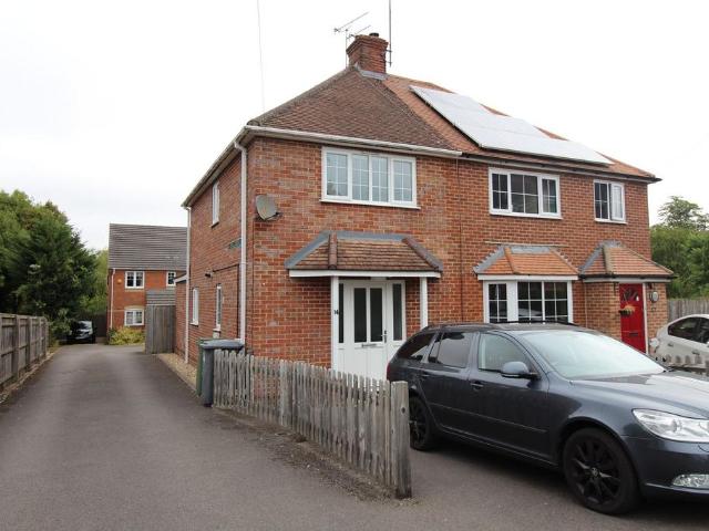 Courtlands Road, Newbury, RG14 2 bed semi detached house to rent £1,500 pcm £346 pw