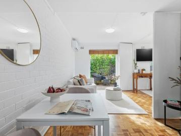 COURTYARD CHIC IN COVETED CRAWLEY!