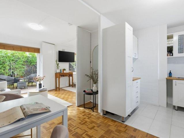 COURTYARD CHIC IN COVETED CRAWLEY!