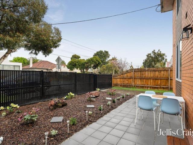 Courtyard Appeal with Private Entrance