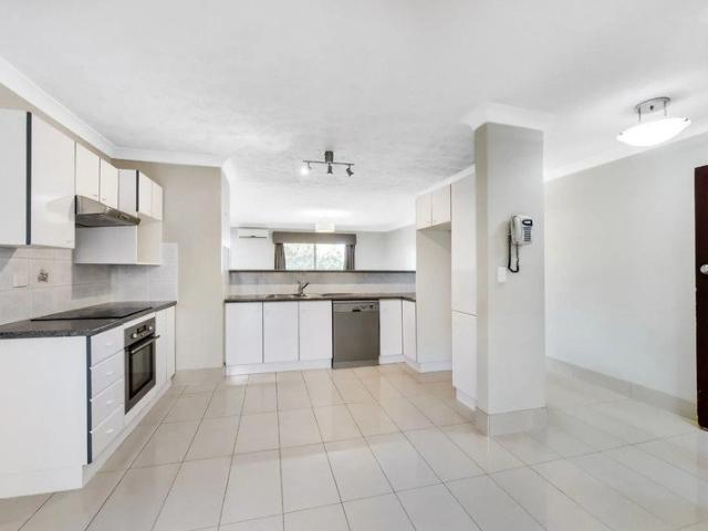 Courtyard & Balcony Great Location Air Con