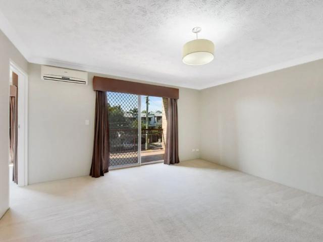Courtyard & Balcony Great Location Air Con