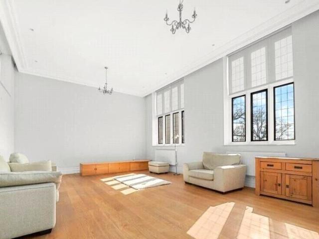 Courtyard House, Mill Hill NW7, 2 bed flat to rent, £3,500 pcm | PrimeLocation
