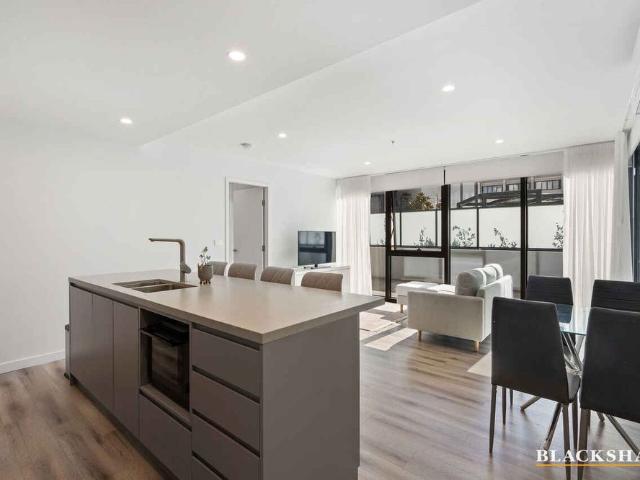Courtyard Living Meets Contemporary Comfort
