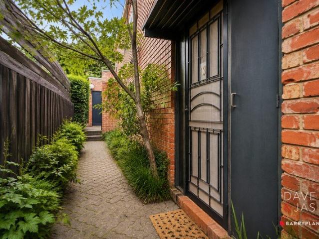 Courtyard Living In The Heart Of Richmond Hill