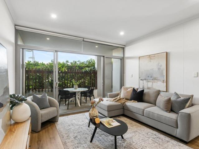 COURTYARD LIVING IN THE PRESTIGIOUS WEST ONE