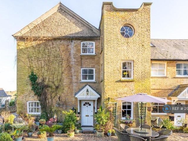 Courtyard Mews, Ware, SG12 4 bed end of terrace house to rent £2,850 pcm £658 pw