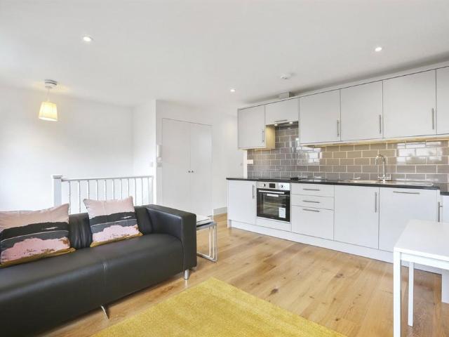 Coverdale Road, London, W12 1 bed apartment to rent £1,900 pcm £438 pw