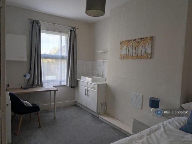 Coverdale Road, London, W12 1 bed in a house share to rent £875 pcm £202 pw