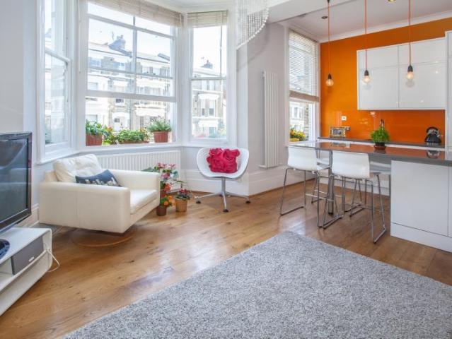 Coverdale Road, Shepherds Bush, W12 2 bed flat to rent £2,495 pcm £576 pw