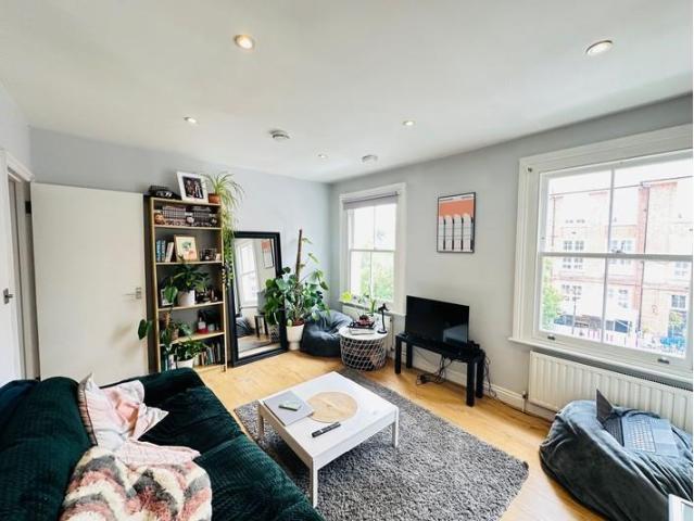 Coverdale Road, Shepherds Bush W12 1 bed flat to rent £1,895 pcm £437 pw