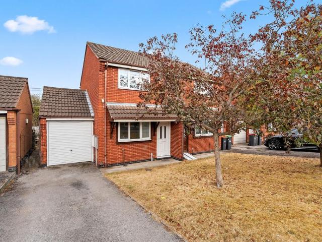 Covert Close, Hucknall, NG15 2 bed semi detached house to rent £875 pcm £202 pw