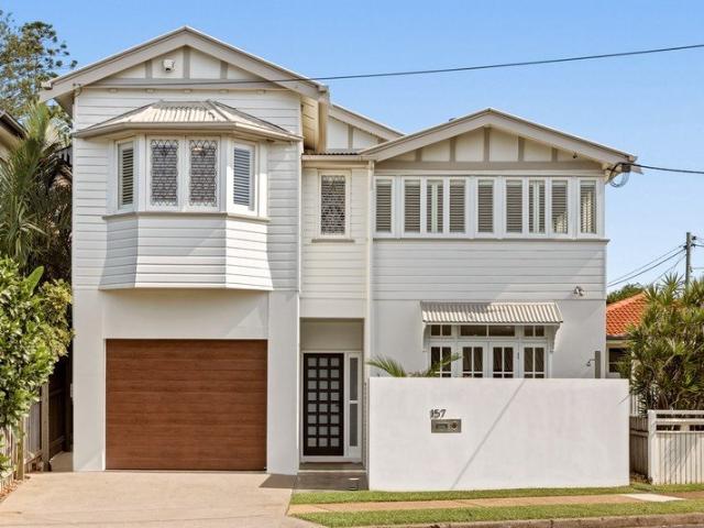 BEACHSIDE CHARACTER, RESORT STYLE LIVING & JUST 150M TO QUEENS BEACH