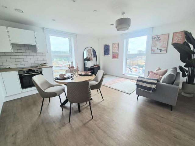 Cow Green, Halifax HX1, 2 bed flat to rent, £1,195 pcm | PrimeLocation