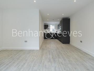 Cowan Gardens, Highgate N15 4 bed house to rent £3,500 pcm £808 pw