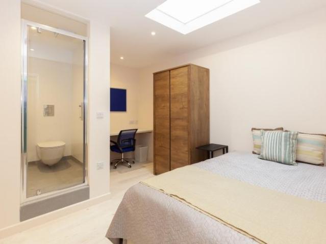 Cowley Road, Oxford 1 bed in a house share to rent £750 pcm £173 pw
