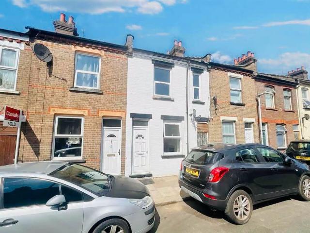 Cowper Street, Luton LU1 2 bed terraced house to rent £1,350 pcm £312 pw