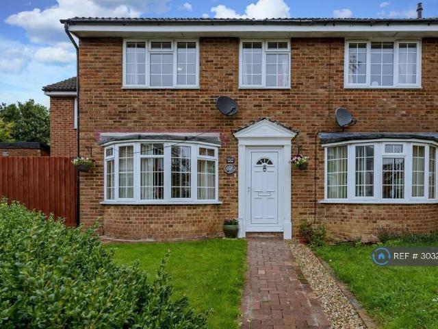 Coxwell Close, Buckingham, MK18 4 bed semi detached house to rent £1,650 pcm £381 pw